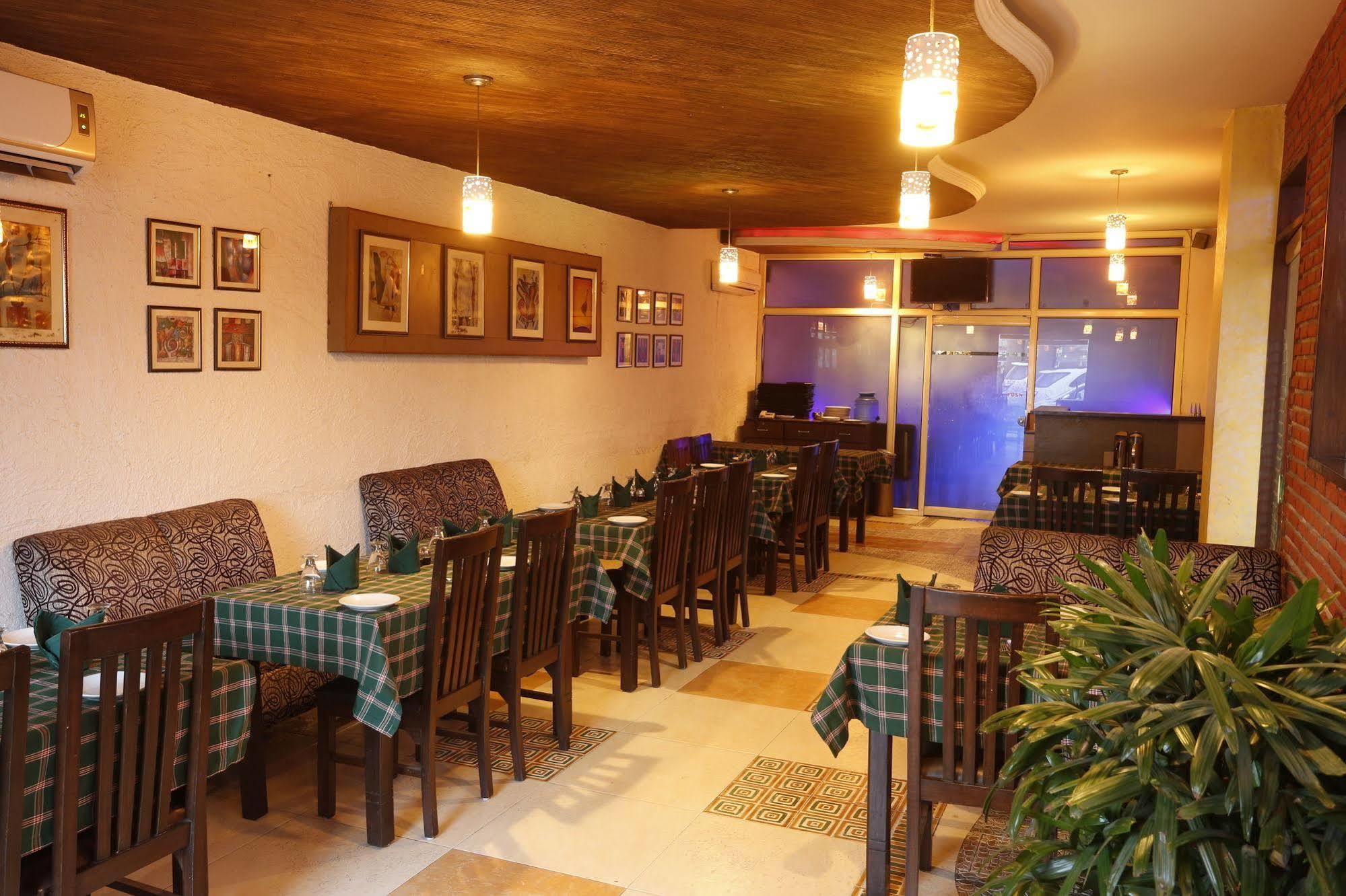 Hotel Doon Castle Dehradun Buitenkant foto