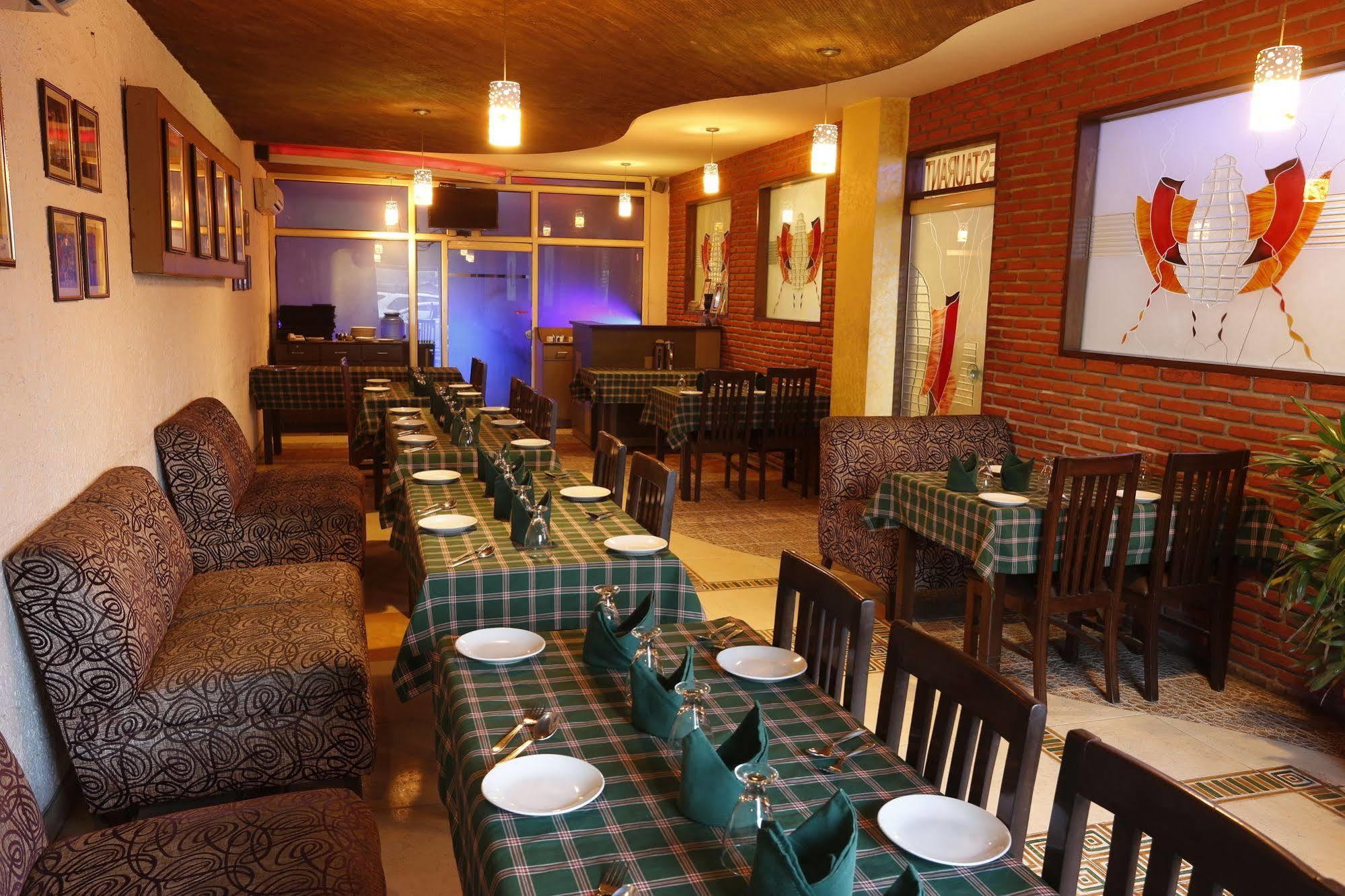 Hotel Doon Castle Dehradun Buitenkant foto